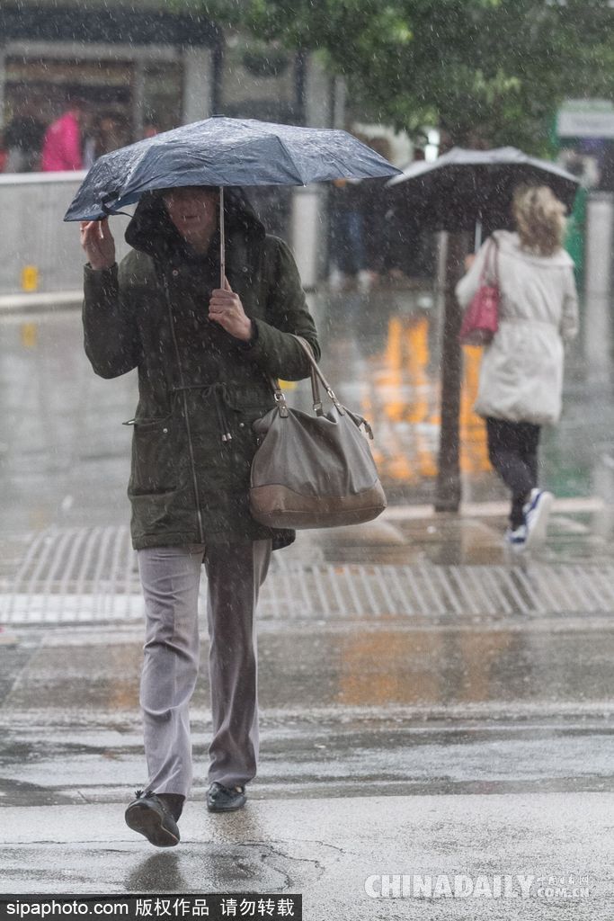 英國倫敦雨天狂風大作 民眾出行雨傘被吹翻