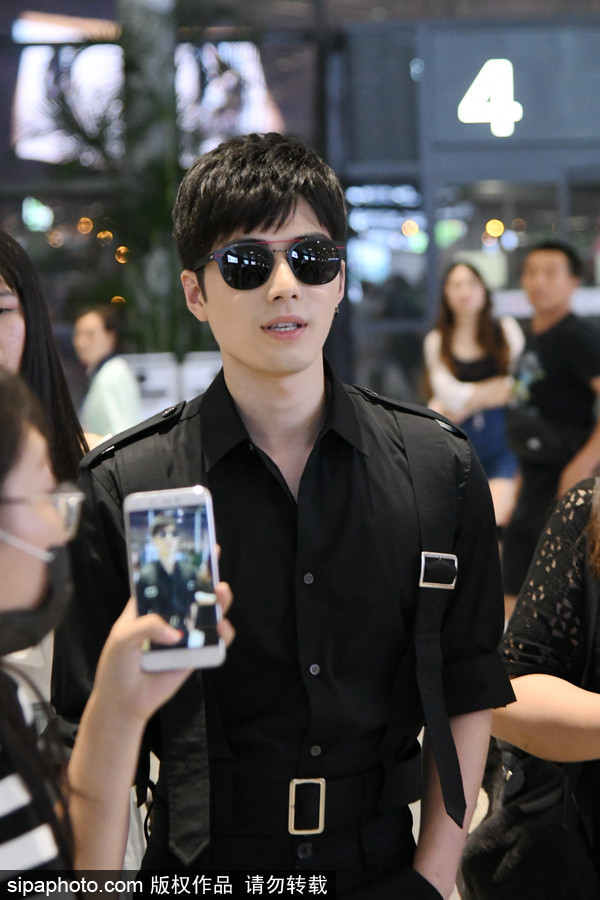陳學冬黑衣墨鏡現身機場 遭眾迷妹圍堵跟拍