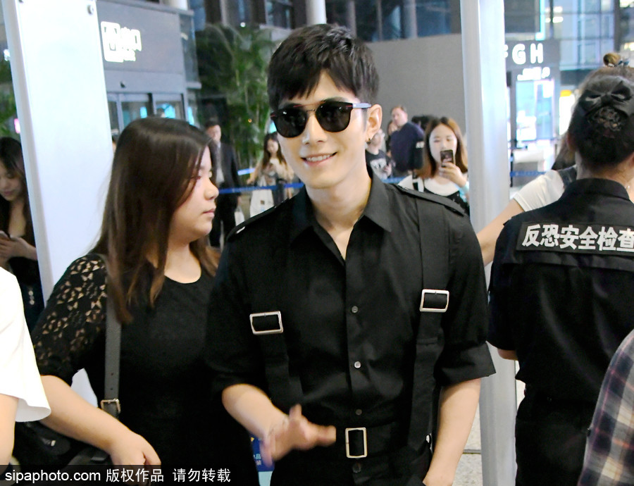 陳學冬黑衣墨鏡現身機場 遭眾迷妹圍堵跟拍