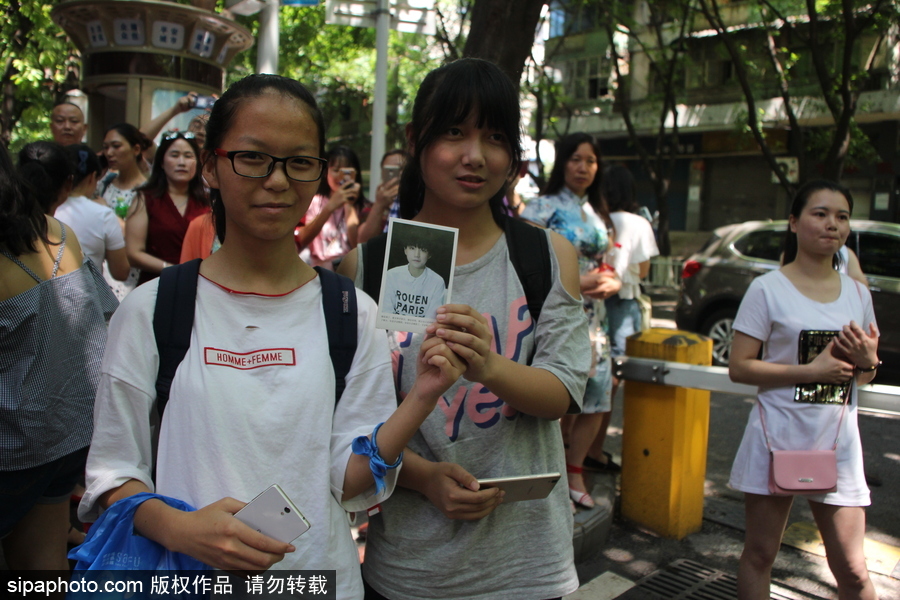 王俊凱重慶高考引關注 粉絲考點外守候