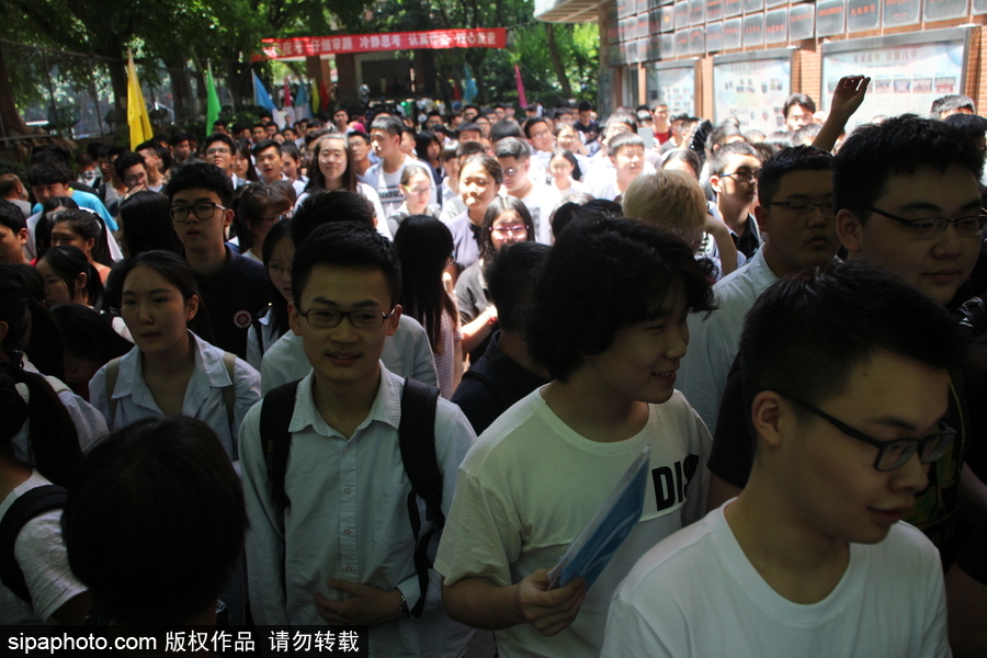 王俊凱重慶高考引關(guān)注 粉絲考點(diǎn)外守候