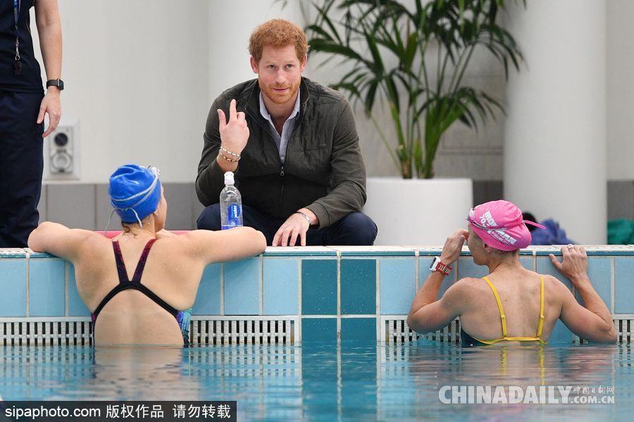 哈里王子到訪悉尼奧森公園 與游泳運(yùn)動(dòng)員親切握手