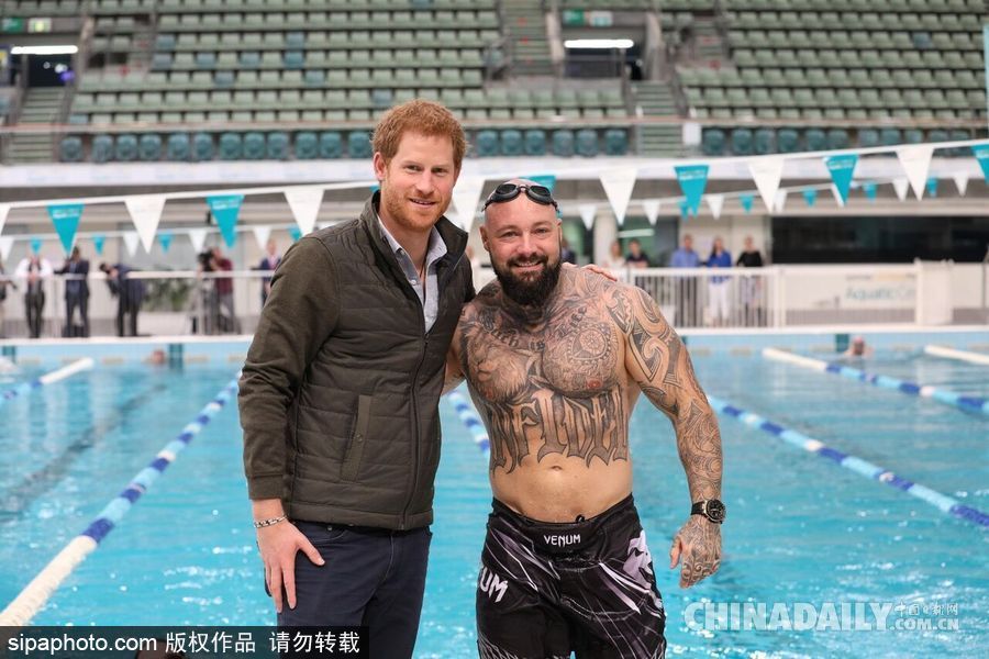 哈里王子到訪悉尼奧森公園 與游泳運動員親切握手