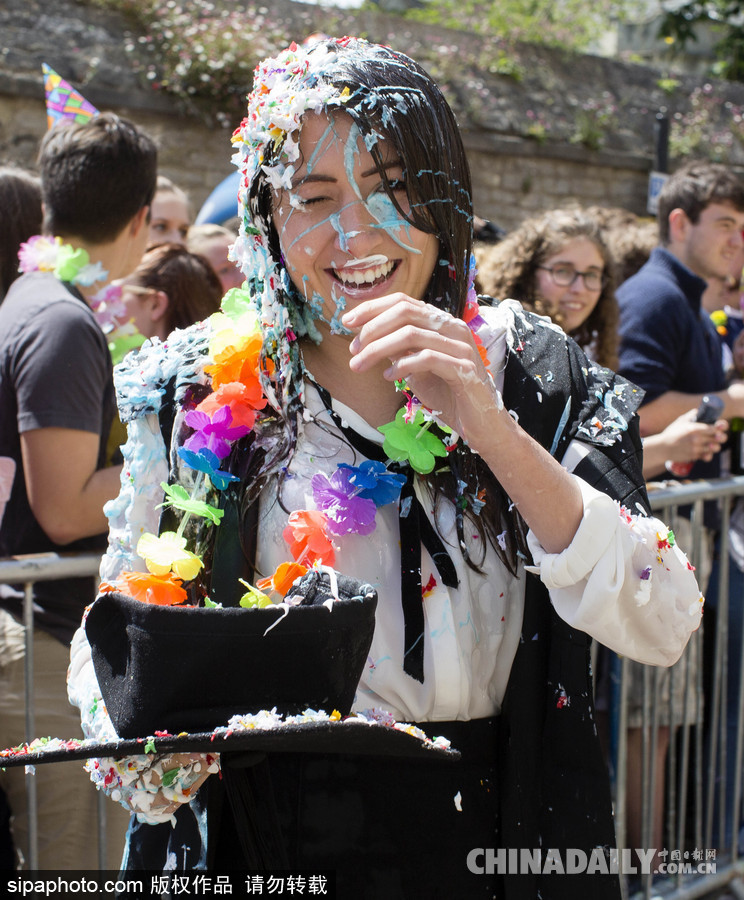 牛津大學也瘋狂 學生考試結束別樣慶祝方式