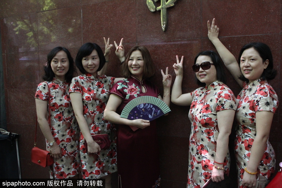 重慶家長穿旗袍助陣孩子高考 寓意“旗開得勝”