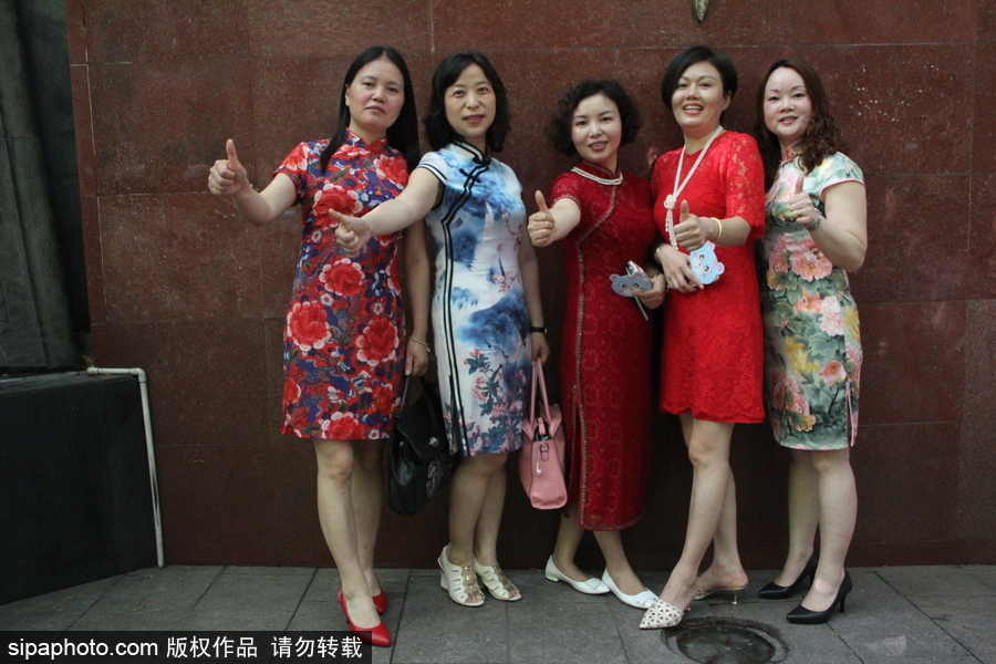 重慶家長穿旗袍助陣孩子高考 寓意“旗開得勝”