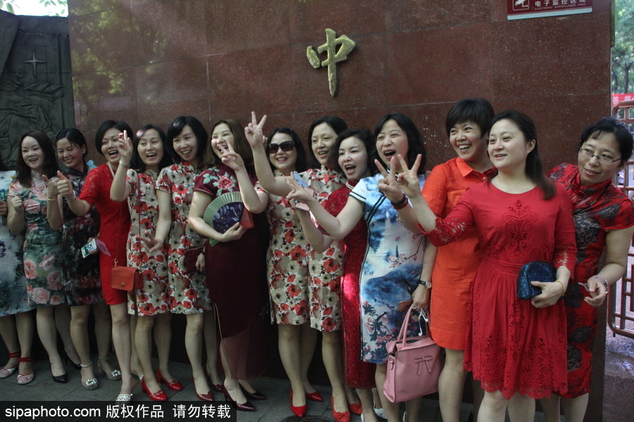 重慶家長穿旗袍助陣孩子高考 寓意“旗開得勝”