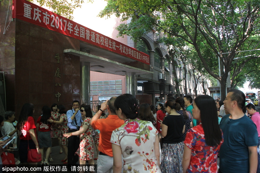 重慶家長(zhǎng)穿旗袍助陣孩子高考 寓意“旗開(kāi)得勝”