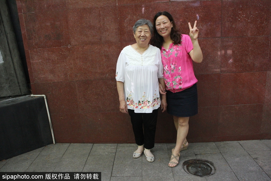 重慶家長穿旗袍助陣孩子高考 寓意“旗開得勝”