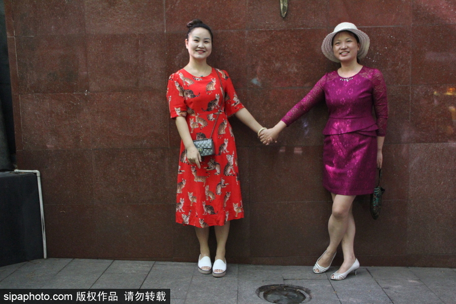 重慶家長穿旗袍助陣孩子高考 寓意“旗開得勝”