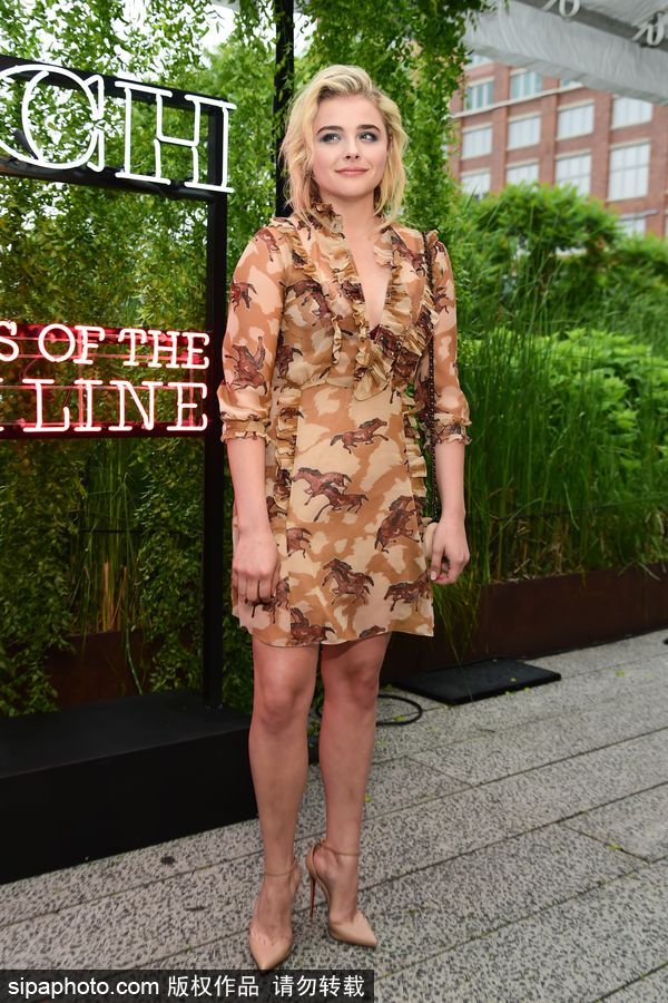 “超殺女”科洛·莫瑞茲甜美亮相時尚活動 瘦身初見成效