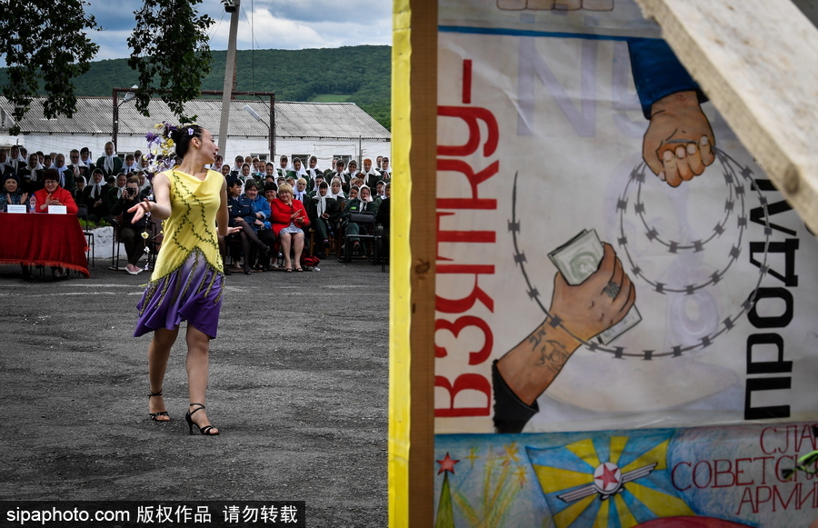 不輸超模！俄羅斯女子監(jiān)獄舉行時(shí)裝秀