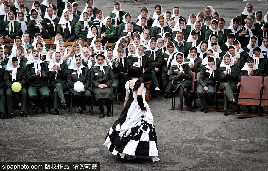 不輸超模！俄羅斯女子監獄舉行時裝秀