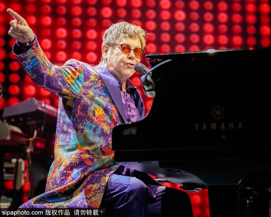 英國(guó)流行音樂(lè)藝術(shù)家艾爾頓·約翰演唱會(huì) 腳踩音響霸氣十足寶刀不老