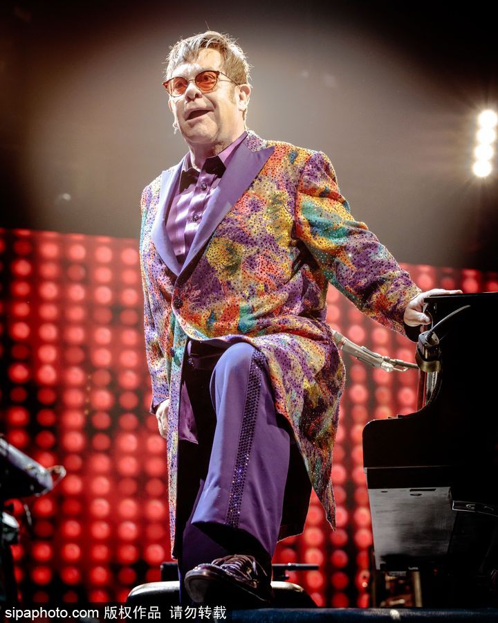 英國流行音樂藝術家艾爾頓·約翰演唱會 腳踩音響霸氣十足寶刀不老