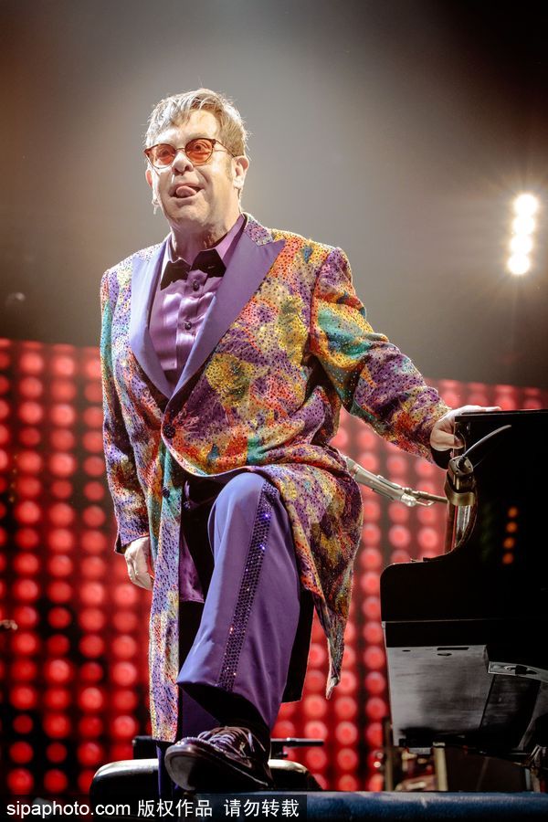 英國流行音樂藝術(shù)家艾爾頓·約翰演唱會(huì) 腳踩音響霸氣十足寶刀不老