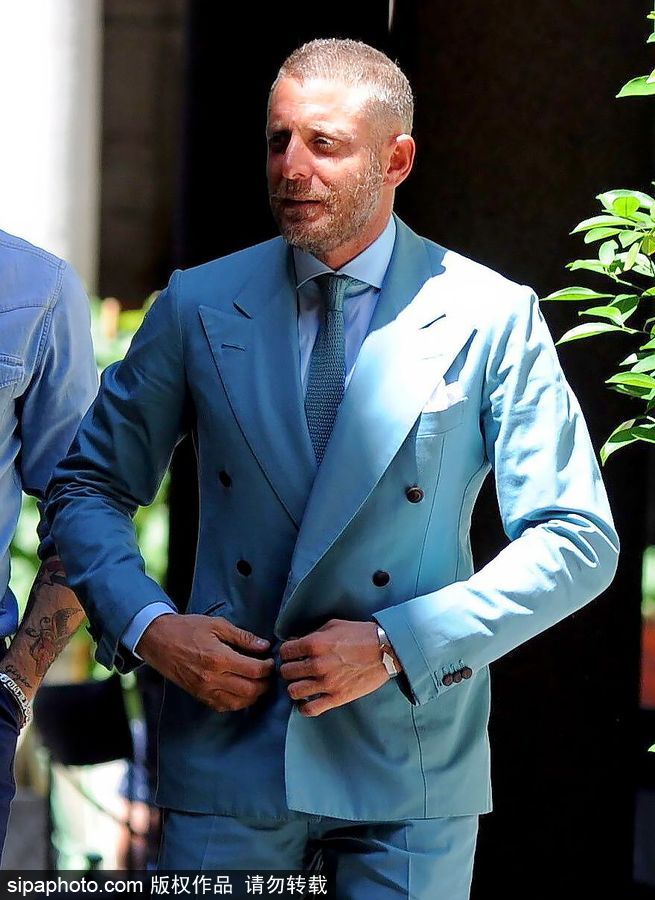 意大利名流拉普·艾爾坎恩出街 身著湖藍西裝吸睛滿點