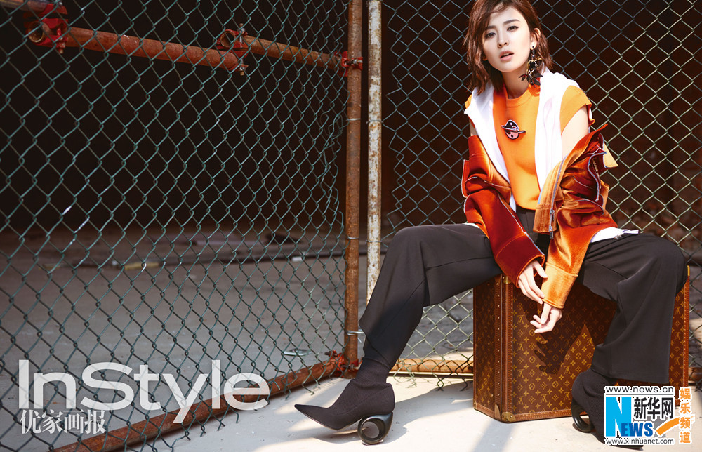 娜扎登封面盡顯自信魅力 演繹復(fù)古街頭時(shí)尚