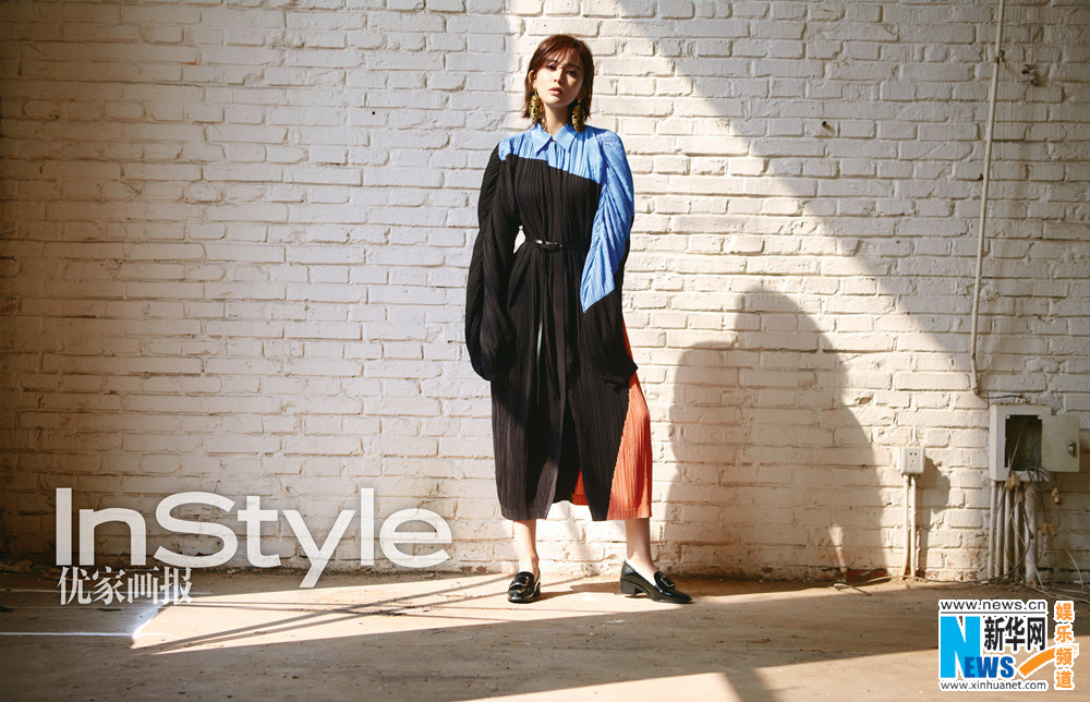 娜扎登封面盡顯自信魅力 演繹復(fù)古街頭時尚
