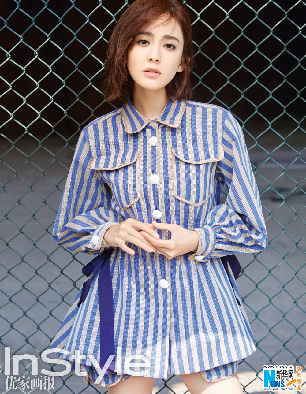 娜扎登封面盡顯自信魅力 演繹復古街頭時尚