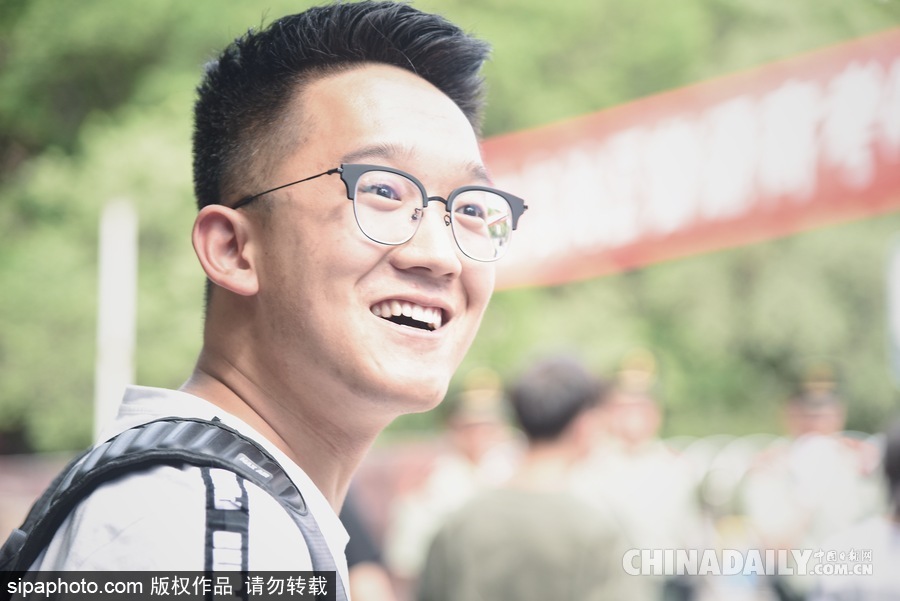 內(nèi)蒙古呼和浩特：等待與期盼 高考考場外表情萬象