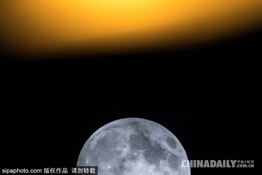 英國(guó)大選的靜謐夜晚 曼徹斯特天空現(xiàn)滿月