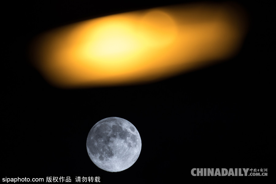 英國(guó)大選的靜謐夜晚 曼徹斯特天空現(xiàn)滿月