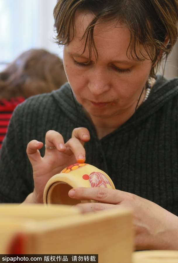 俄羅斯手工藝品廠 能工巧匠制作彩繪木制品