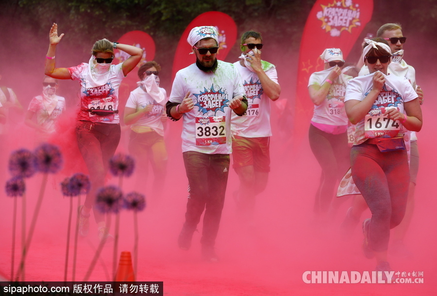莫斯科彩色跑活力開(kāi)跑 眾選手置身紅色海洋放飛自我