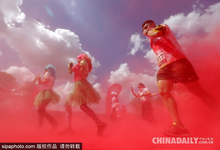 莫斯科彩色跑活力開(kāi)跑 眾選手置身紅色海洋放飛自我
