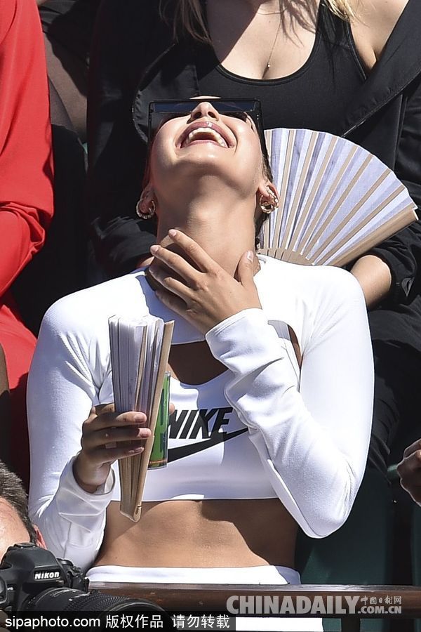 “面癱臉”超模貝拉·哈迪德也有放飛自我的時候！就是開心