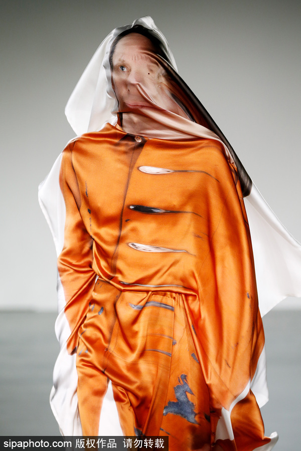 2018倫敦男裝周春夏 詭異人臉頭紗設計略顯驚悚