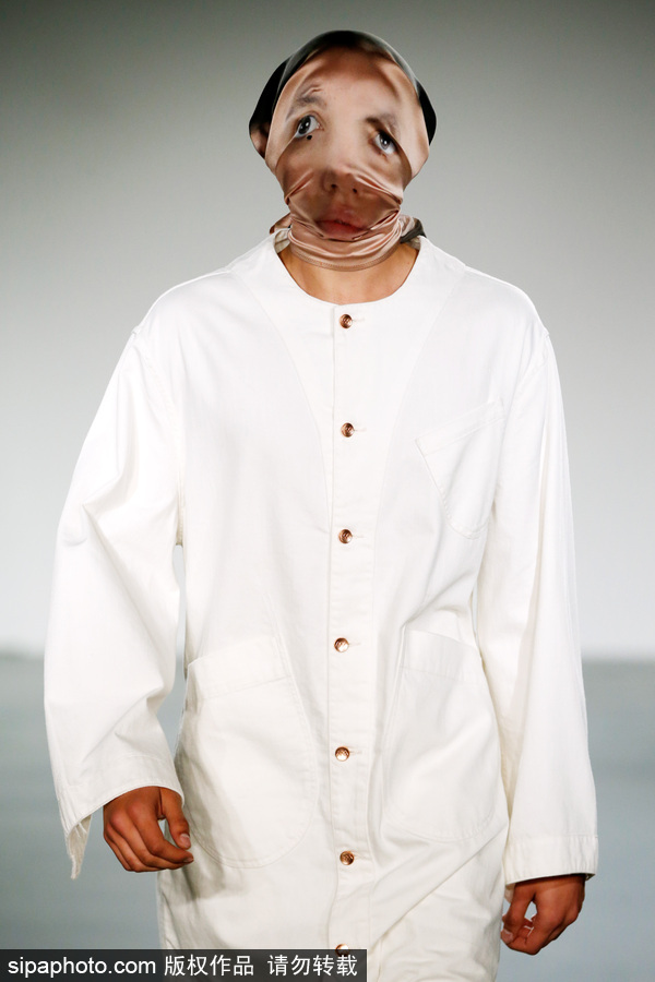 2018倫敦男裝周春夏 詭異人臉頭紗設(shè)計(jì)略顯驚悚