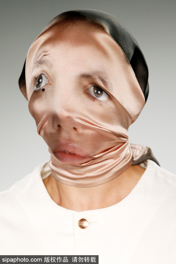 2018倫敦男裝周春夏 詭異人臉頭紗設計略顯驚悚