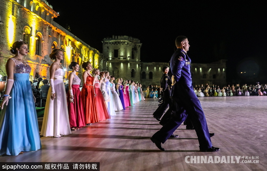 俄羅斯塞瓦斯托波爾軍官舞會(huì) 似“王子公主”高貴優(yōu)雅