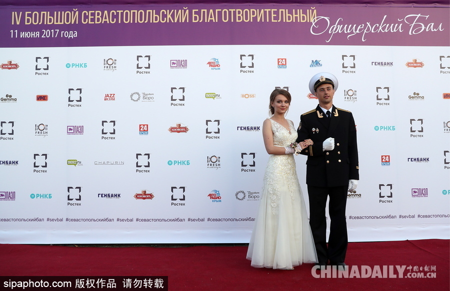俄羅斯塞瓦斯托波爾軍官舞會 似“王子公主”高貴優雅