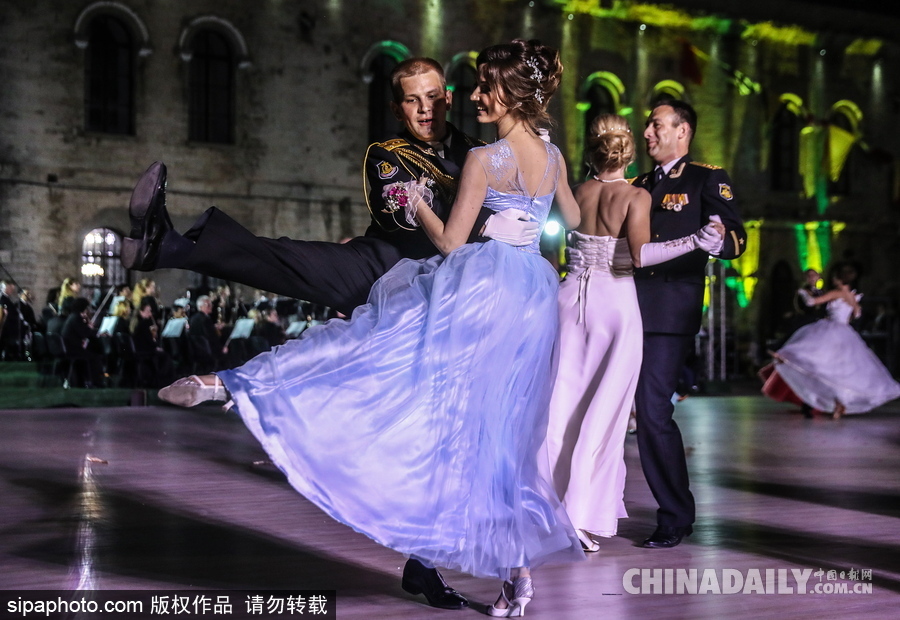 俄羅斯塞瓦斯托波爾軍官舞會 似“王子公主”高貴優雅