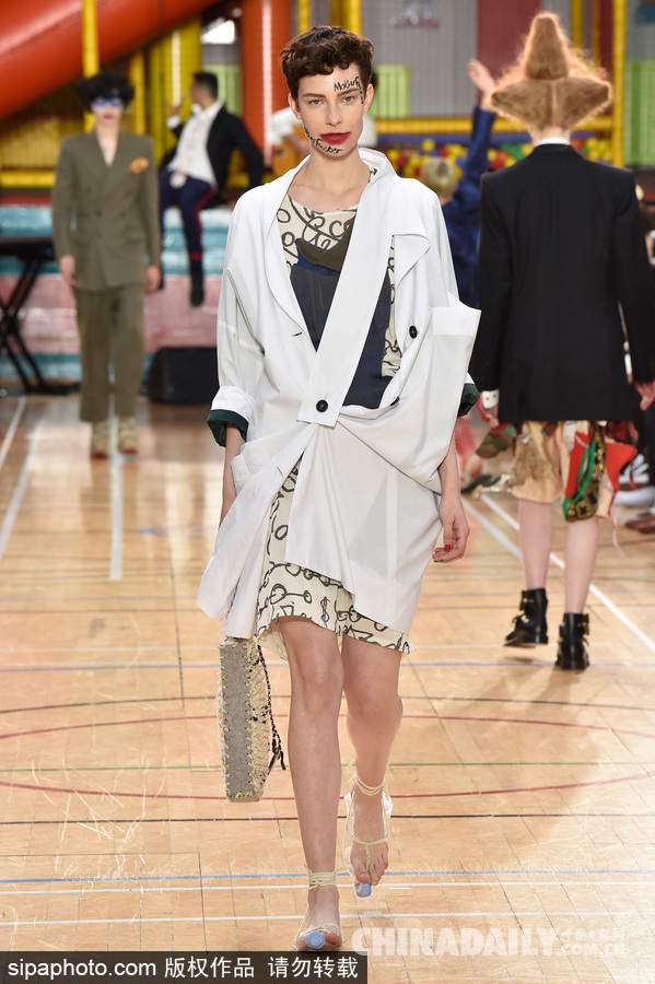 喝完的飲料瓶不要扔 可以踩在腳下當鞋穿！