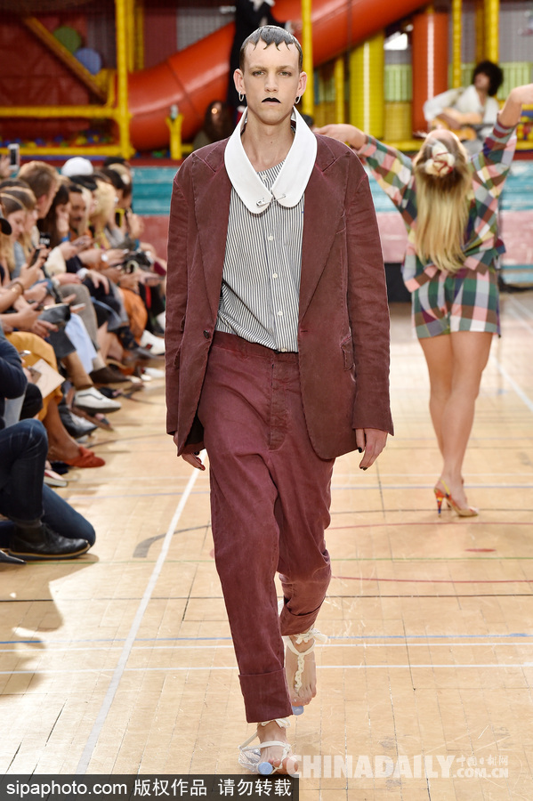 喝完的飲料瓶不要扔 可以踩在腳下當鞋穿！