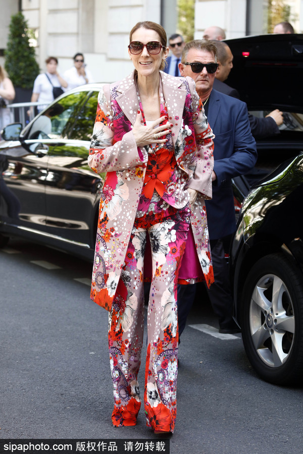 席琳·迪翁穿一身艷麗印花套裝巴黎街頭搶足了風頭
