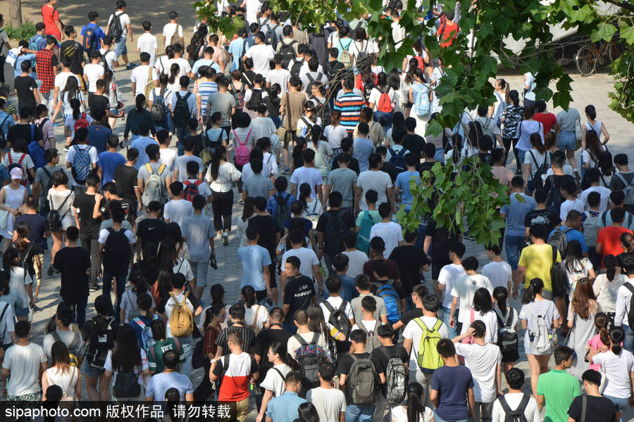 山東聊城：2017全國(guó)大學(xué)英語四六級(jí)開考 場(chǎng)面火爆堪比“春運(yùn)”現(xiàn)場(chǎng)