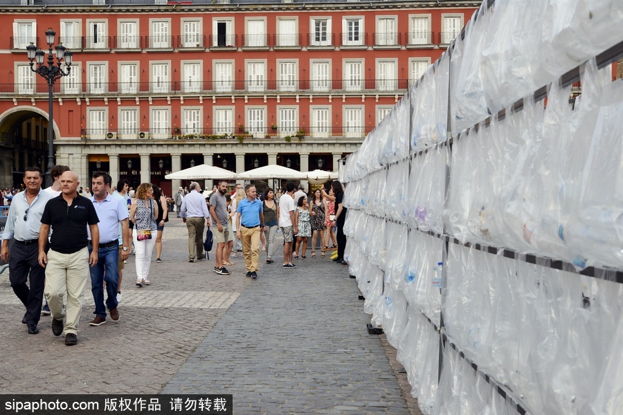 西班牙廢棄物“城堡” 藝術家用廢棄塑料袋瓶子打造街頭裝置