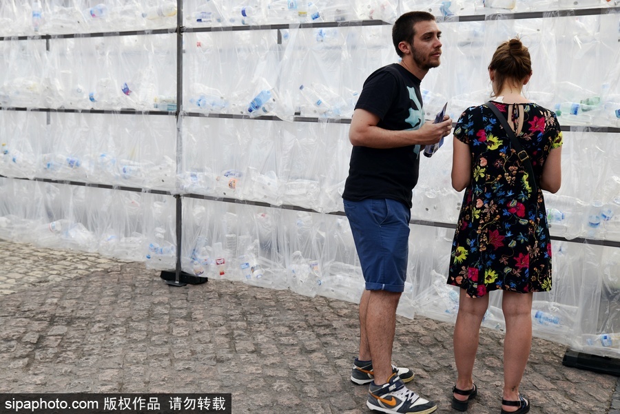 西班牙廢棄物“城堡” 藝術(shù)家用廢棄塑料袋瓶子打造街頭裝置