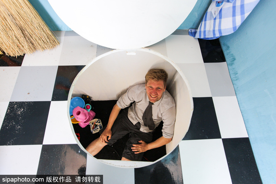 英國奇葩發明家打造世界首座海灘地下小屋