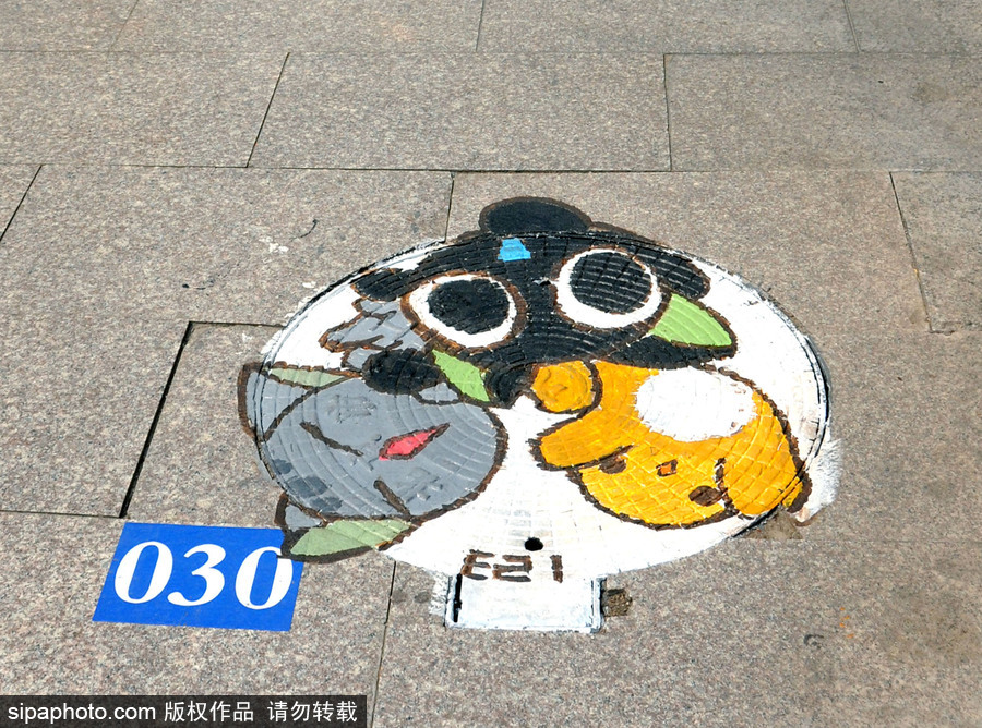 北京：又是一年畢業(yè)季 畢業(yè)生動(dòng)漫井蓋彩繪告別校園