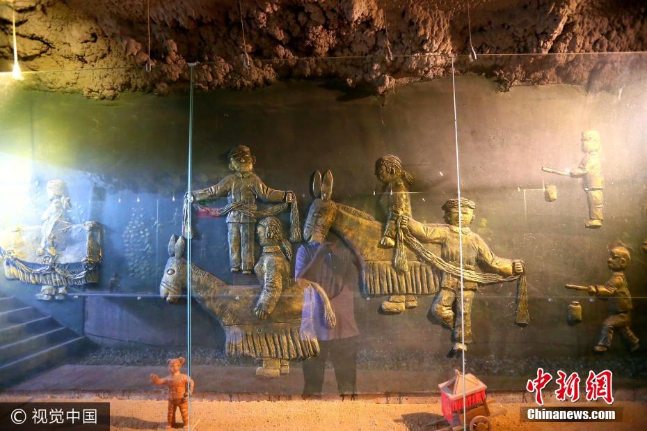 青島999米地下長(zhǎng)廊引游客享清涼 景觀醉人