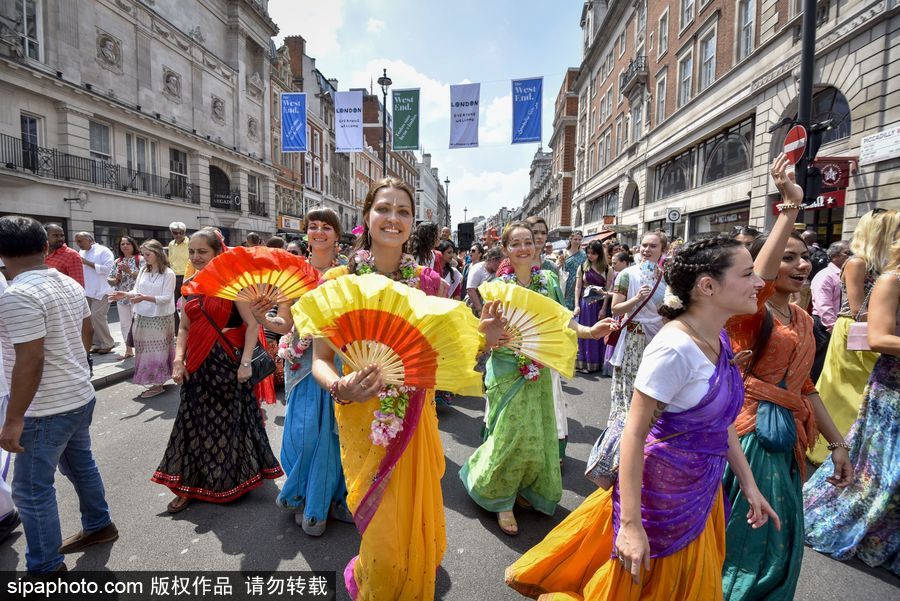 英國倫敦慶祝倫敦壇車節 民眾一路載歌載舞