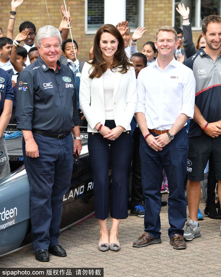 英國(guó)凱特王妃出席活動(dòng)著裝簡(jiǎn)約干練