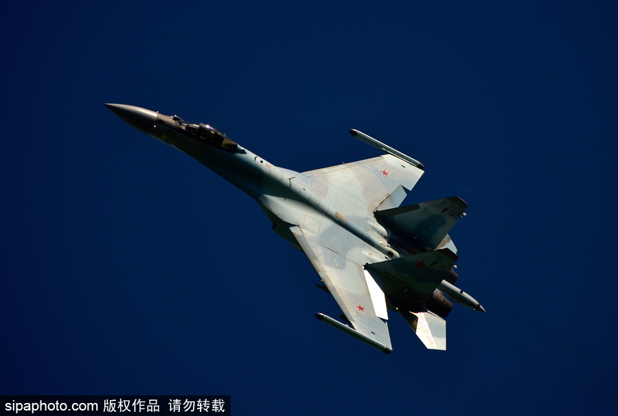 沖上云霄 俄羅斯戰(zhàn)機(jī)航空?qǐng)F(tuán)訓(xùn)練大片既視感