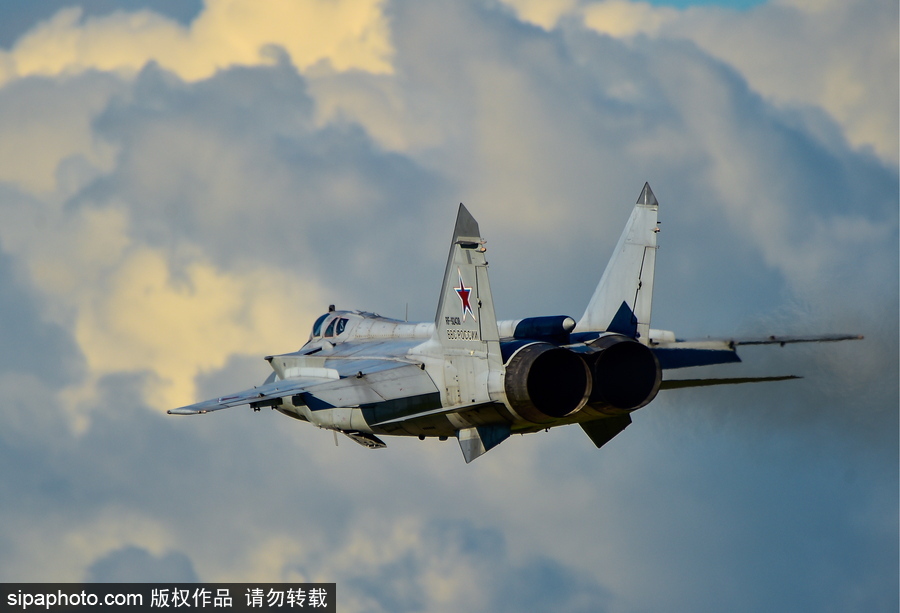 沖上云霄 俄羅斯戰(zhàn)機(jī)航空?qǐng)F(tuán)訓(xùn)練大片既視感